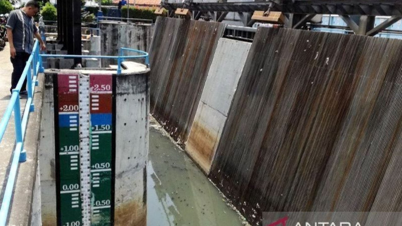 BPBD DKI Jakarta mengumumkan status Pintu Air Pasar Ikan Siaga 2 dini hari tadi. Kenaikan tinggi muka air ini memicu kewaspadaan di sejumlah wilayah pesisir Jakarta Utara.