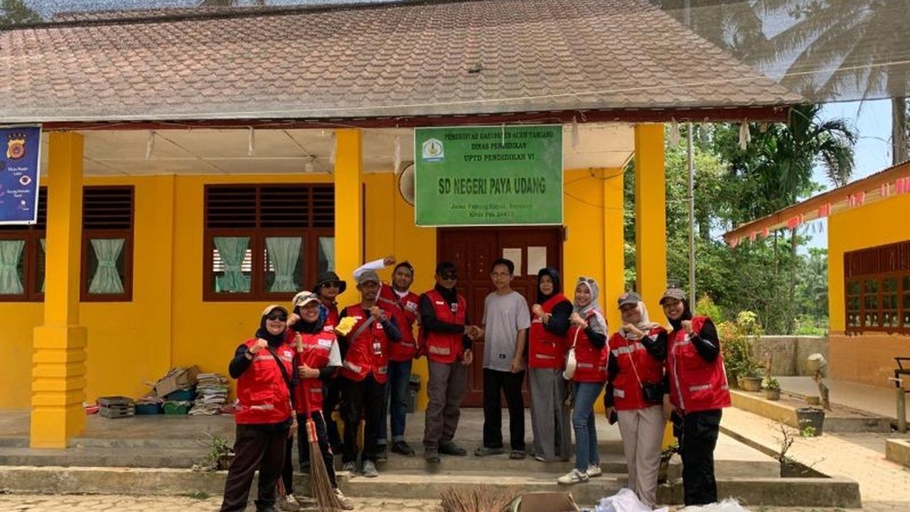 PMI Aceh Tamiang aktif menyalurkan bantuan alat kebersihan ke sekolah-sekolah yang terdampak banjir di Kecamatan Seruway, Aceh Tamiang, guna mempercepat proses pemulihan dan memastikan kegiatan belajar mengajar kembali normal.