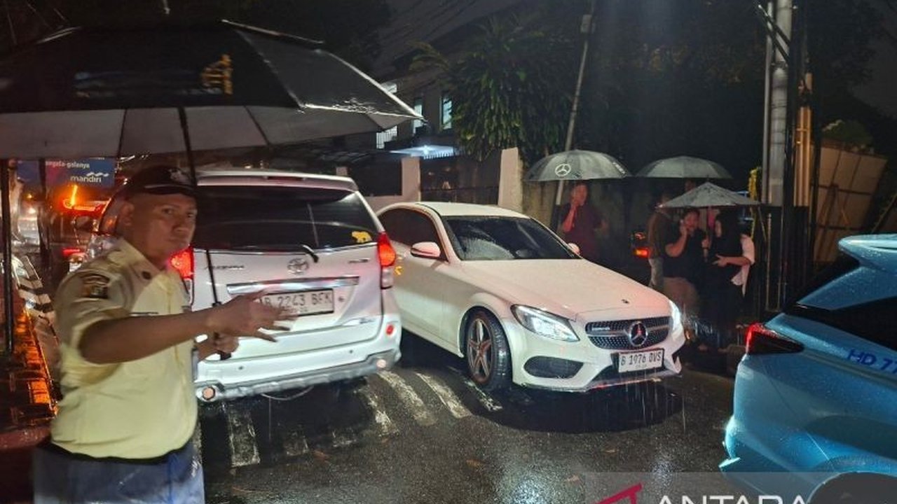 Kabar duka menyelimuti dunia hiburan Tanah Air setelah Vidi Aldiano meninggal dunia akibat kanker ginjal. Sejumlah figur publik, termasuk Ardie Bakrie dan Sule, turut melayat ke rumah duka.