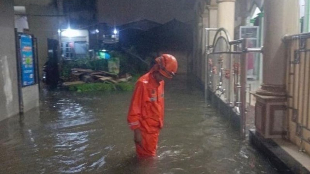 Hujan deras memicu Banjir Jakarta, merendam puluhan RT dan belasan ruas jalan di Jakarta Barat dan Selatan. Badan Penanggulangan Bencana Daerah (BPBD) DKI Jakarta telah mengerahkan personel untuk penanganan dan mengimbau warga waspada.