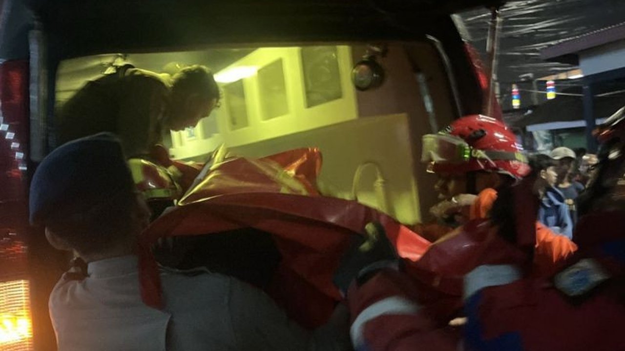 Hujan lebat disertai angin kencang menyebabkan insiden Pohon Tumbang Jakarta Selatan di Lenteng Agung, menewaskan seorang pengendara motor. BPBD DKI Jakarta telah mengonfirmasi kejadian tragis ini.
