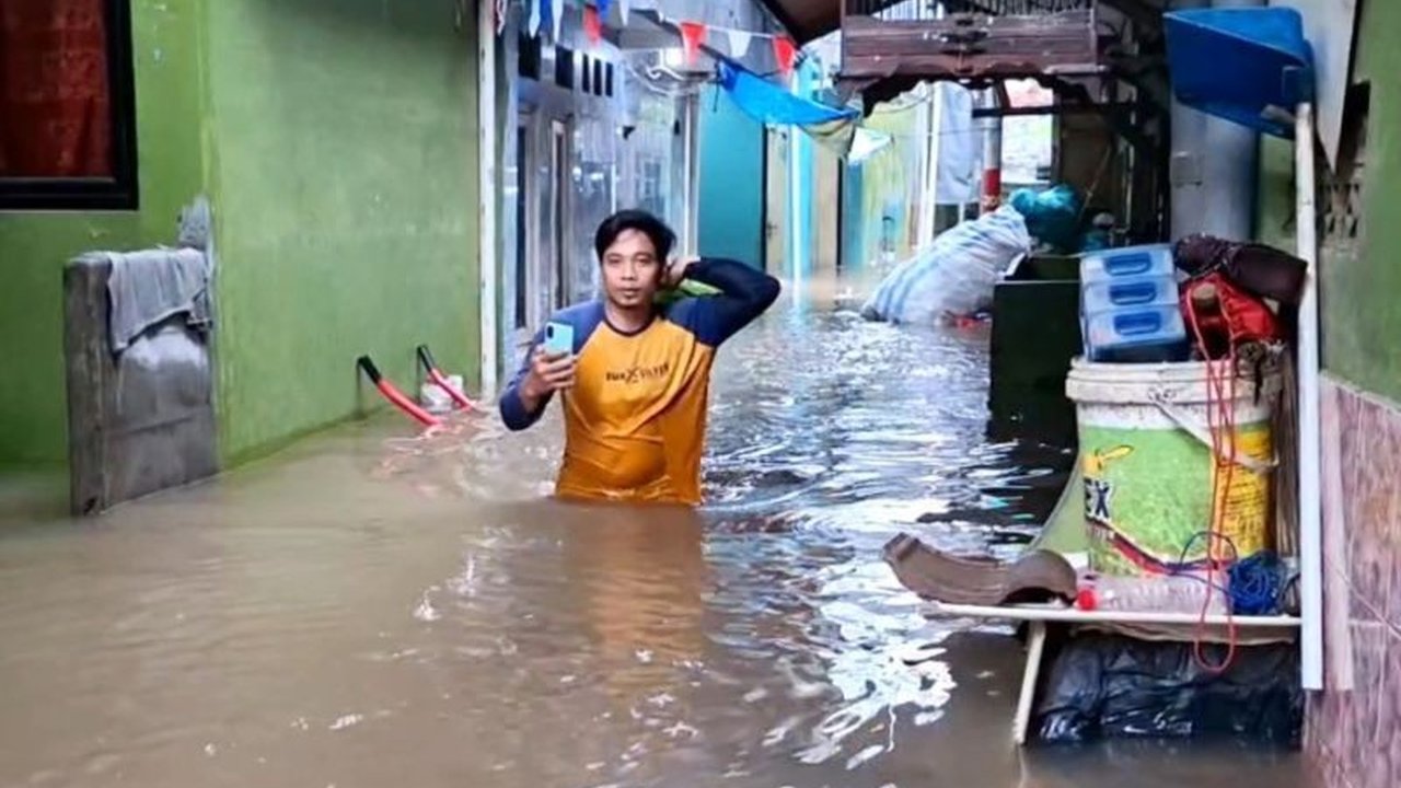 Permukiman warga di Kebon Pala, Jakarta Timur, terendam banjir hingga 1,5 meter lebih pada Minggu pagi. Ketahui dampak dan upaya penanganan Banjir Kebon Pala terkini yang mengganggu aktivitas warga.
