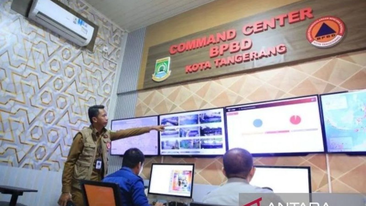 Hujan deras tanpa henti menyebabkan sembilan kecamatan di Kota Tangerang dilanda banjir dengan ketinggian air bervariasi, memaksa warga mengungsi dan membutuhkan penanganan cepat dari BPBD Kota Tangerang.