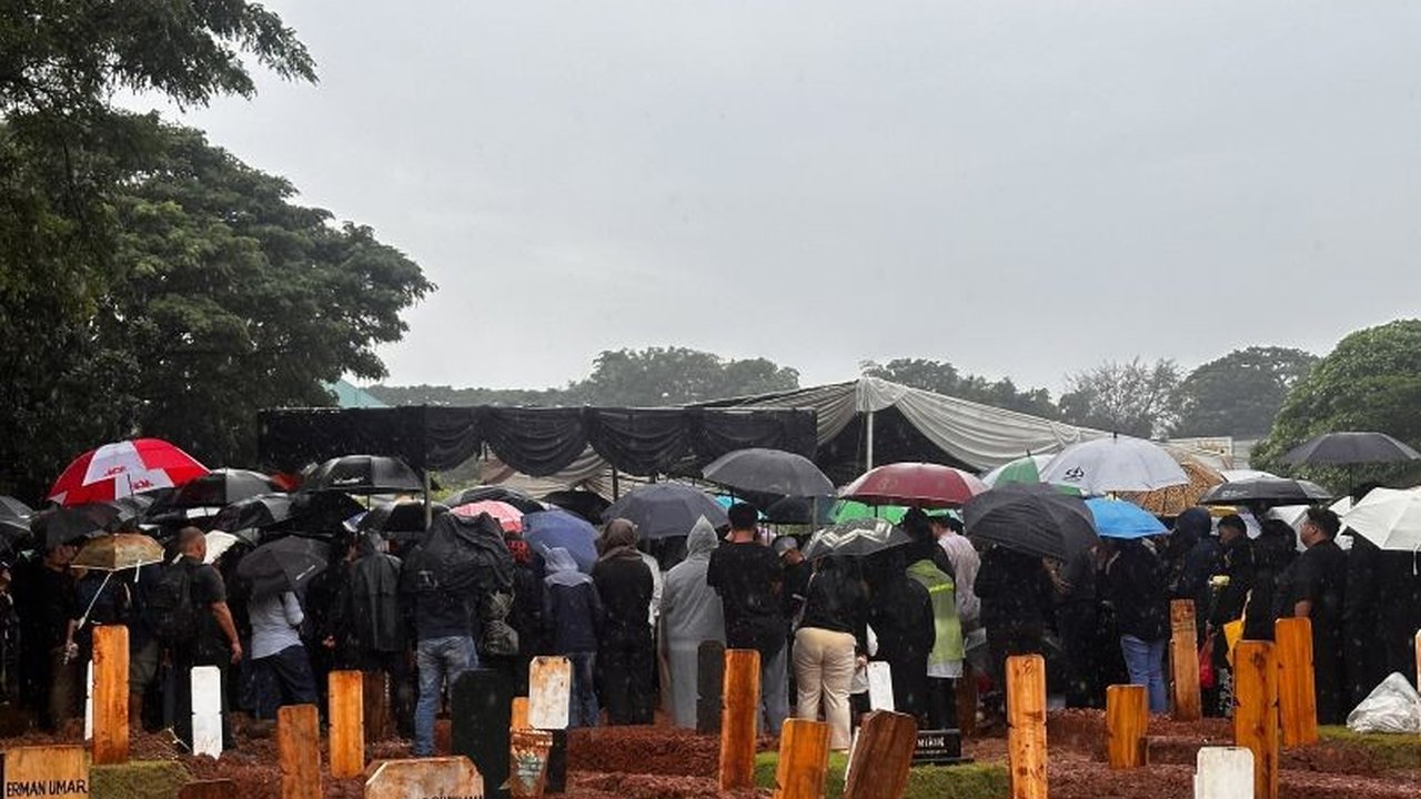 Prosesi Pemakaman Vidi Aldiano, penyanyi dan penulis lagu berbakat, berlangsung penuh haru di TPU Tanah Kusir. Simak detail momen terakhir sang musisi yang berjuang melawan kanker ginjal.