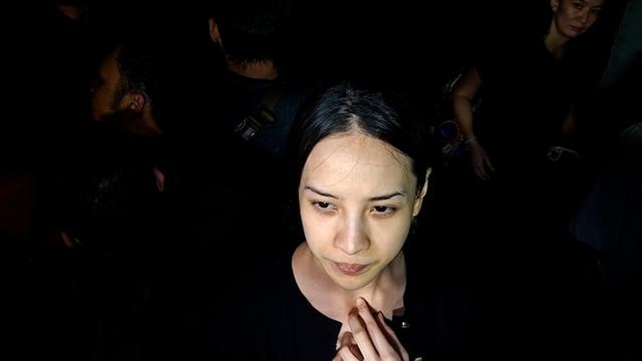 Anya Geraldine saat melayat ke kediaman almarhum Vidi Aldiano, Sabtu (7/3). (Liputan6.com/M. Altaf Jauhar)