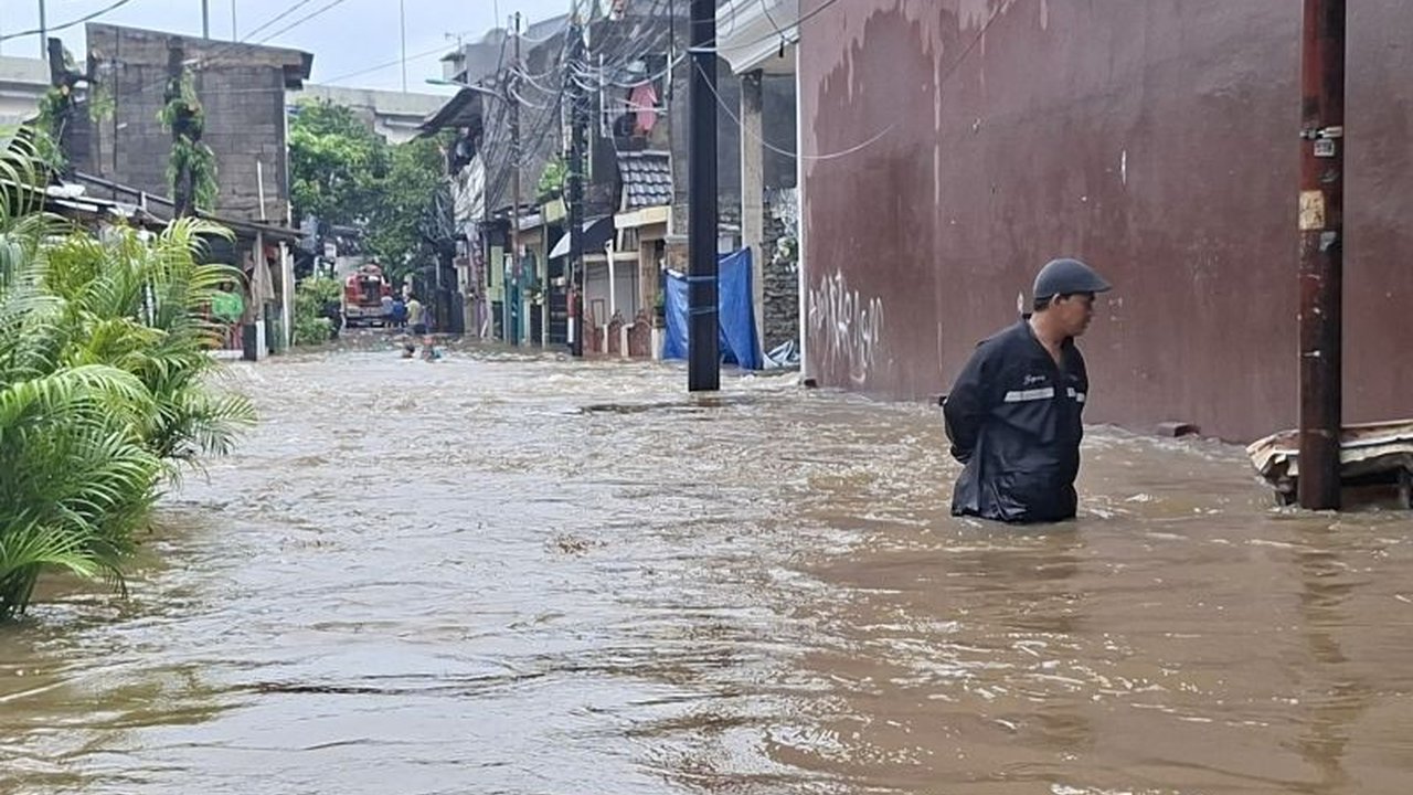Banjir Jakarta Timur melanda permukiman warga RW 04 Cipinang Melayu dengan ketinggian air mencapai 1,5 meter pada Minggu pagi, dipicu luapan Kali Sunter dan hujan deras.