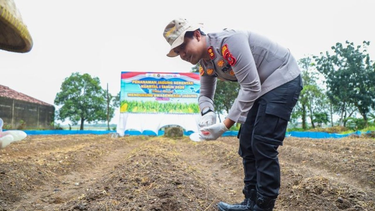 Polres Karawang menunjukkan komitmen kuat dalam mendukung program ketahanan pangan nasional dengan melakukan penanaman jagung serentak di lahan seluas 2,7 hektare. Aksi ini diharapkan memperkuat swasembada pangan 2026 dan menggerakkan ekonomi lokal.