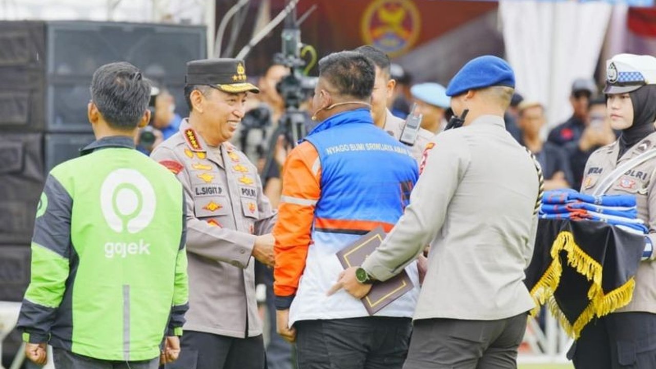 Kapolri Jenderal Listyo Sigit Prabowo mengajak pengemudi ojek online dan buruh untuk turut menjaga persatuan serta stabilitas nasional, mengingat potensi dampak situasi global terhadap kondisi dalam negeri yang memanas.