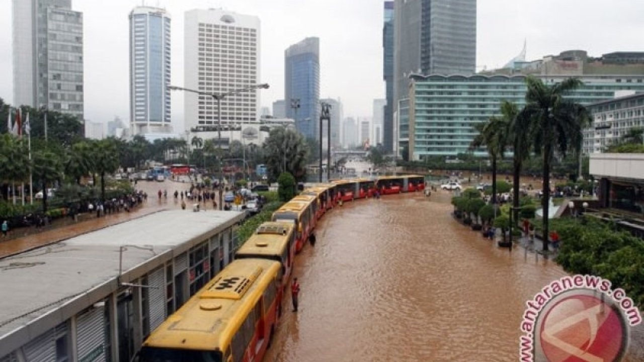 Curah hujan tinggi di Jakarta menyebabkan 17 rute Transjakarta terdampak banjir pada Minggu pagi, memaksa penyesuaian operasional demi keamanan dan kenyamanan penumpang.