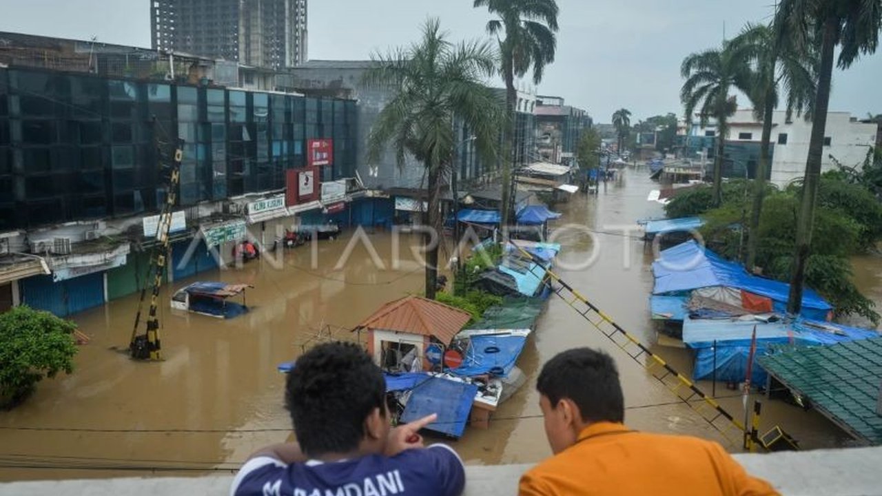 Pemerintah Kota Tangerang menetapkan status siaga banjir menyusul peringatan BMKG tentang potensi hujan lebat. Warga diimbau waspada dan bersiap menghadapi dampak cuaca ekstrem ini.