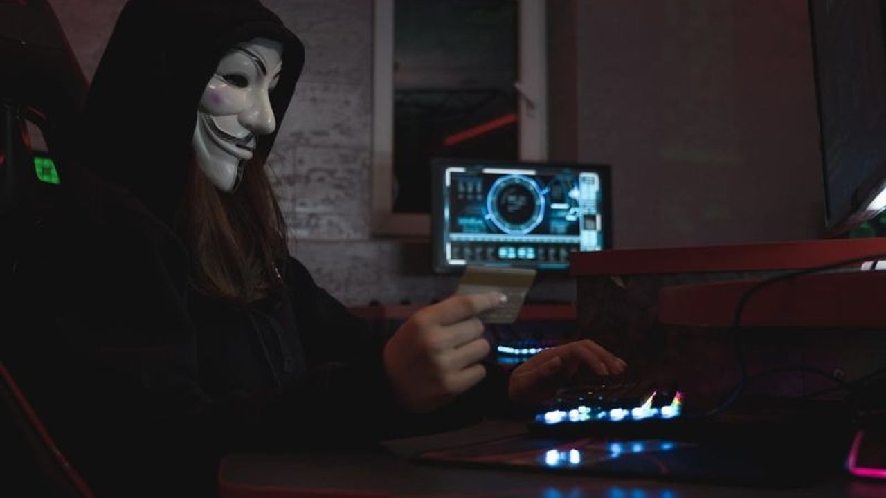 Jelang pencairan Tunjangan Hari Raya (THR), masyarakat diimbau waspada terhadap peningkatan modus penipuan digital seperti phishing dan malware yang menargetkan data pribadi dan kredensial penting.