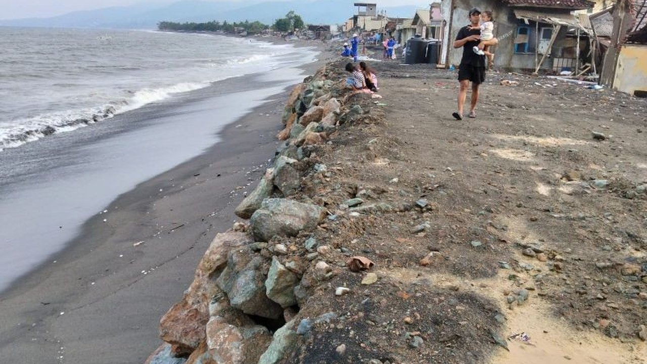Ancaman abrasi terus menggerus pesisir Ampenan, Mataram. Simak bagaimana pembangunan riprap Ampenan menjadi kunci untuk melindungi garis pantai, memastikan keamanan warga, dan mendorong pertumbuhan ekonomi lokal.