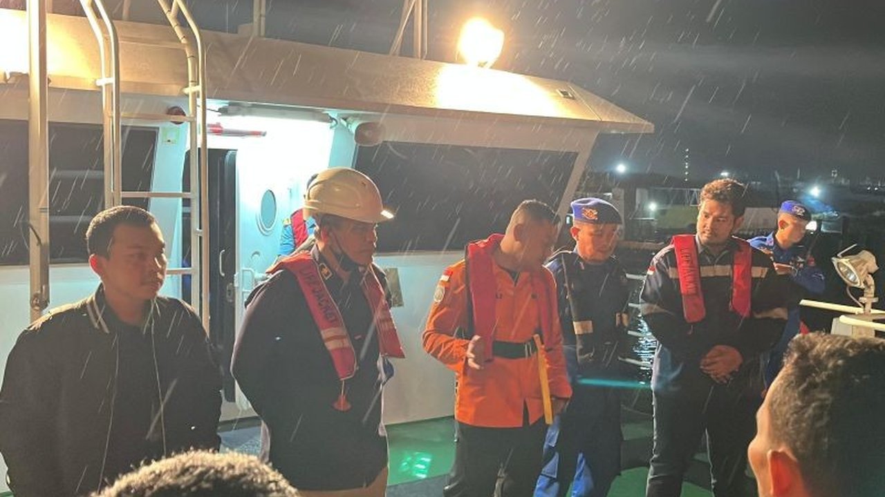 Tim SAR gabungan Indonesia berhasil melakukan evakuasi Kapten Tanker Rusia yang menderita sakit serius di perairan Selat Sunda, memicu pertanyaan tentang kondisi kesehatannya dan bagaimana operasi penyelamatan ini dilakukan.