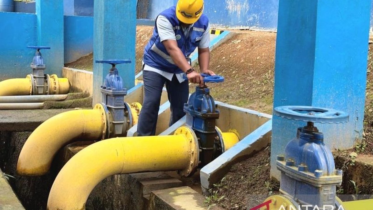 Perumda Air Minum Tirta Kahuripan Kabupaten Bogor menyiagakan ratusan petugas dan armada untuk memastikan pasokan air bersih optimal selama libur Idul Fitri 1447 H. Simak upaya menjaga Layanan Air Tirta Kahuripan tetap prima.