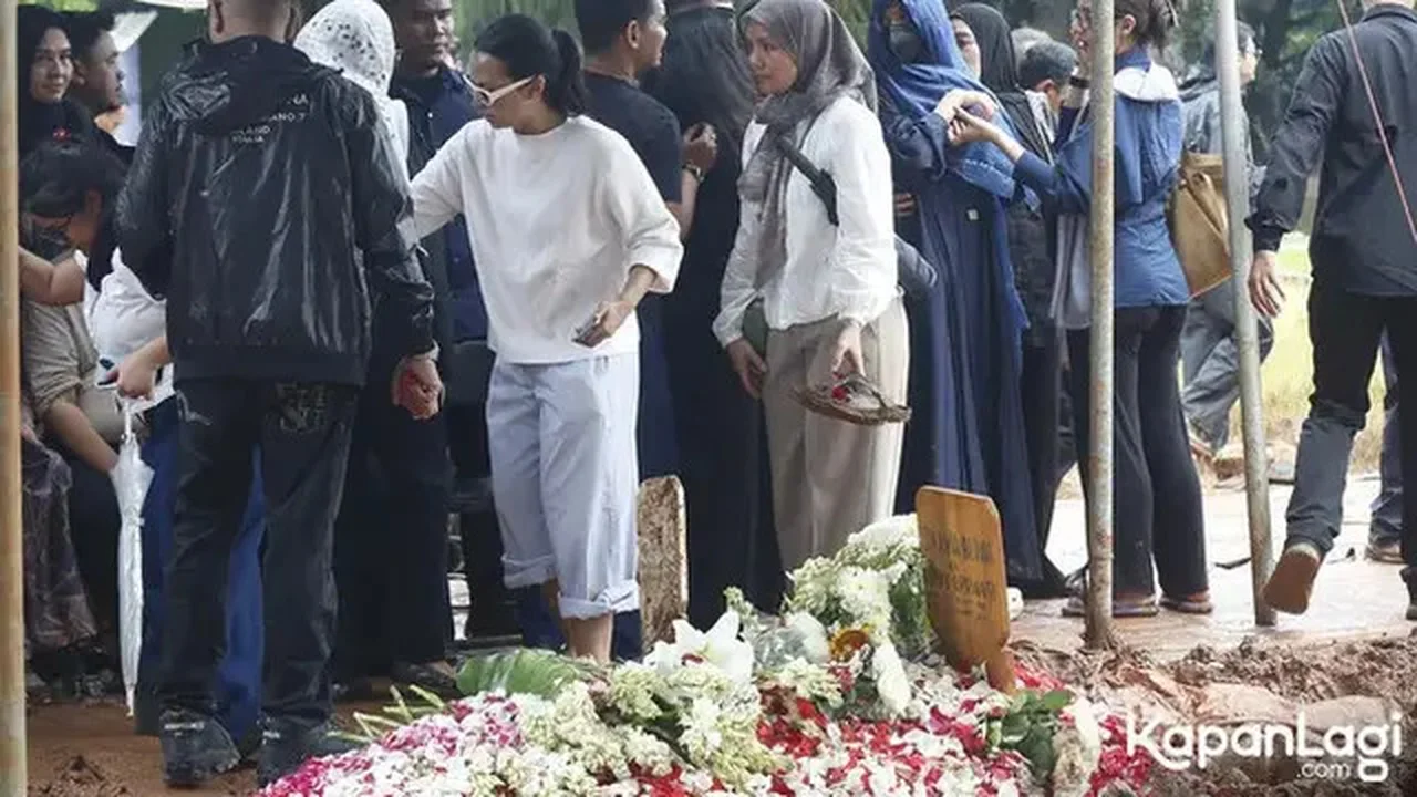 Potret Sheila Dara di Pemakaman Vidi Aldiano, Kenakan Pashmina Warna Biru (foto: Kapanlagi)