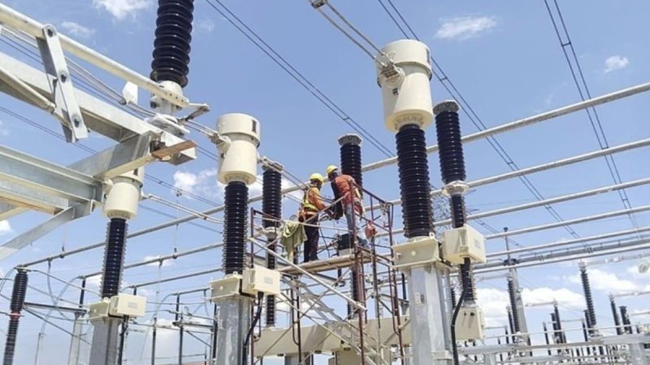 PLN Group, melalui anak usahanya, berhasil merampungkan proyek elektrifikasi kereta Malaysia lebih cepat dari jadwal, menunjukkan kapabilitas global dan kontribusi nyata Indonesia dalam infrastruktur rendah karbon.