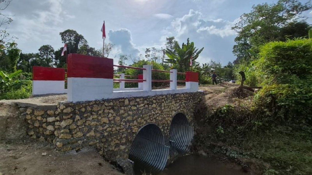 Satgas Penanggulangan Bencana Alam Kodam I/Bukit Barisan sukses merampungkan pembangunan Jembatan Armco Nias Utara, mempermudah mobilitas dan memulihkan aktivitas warga.