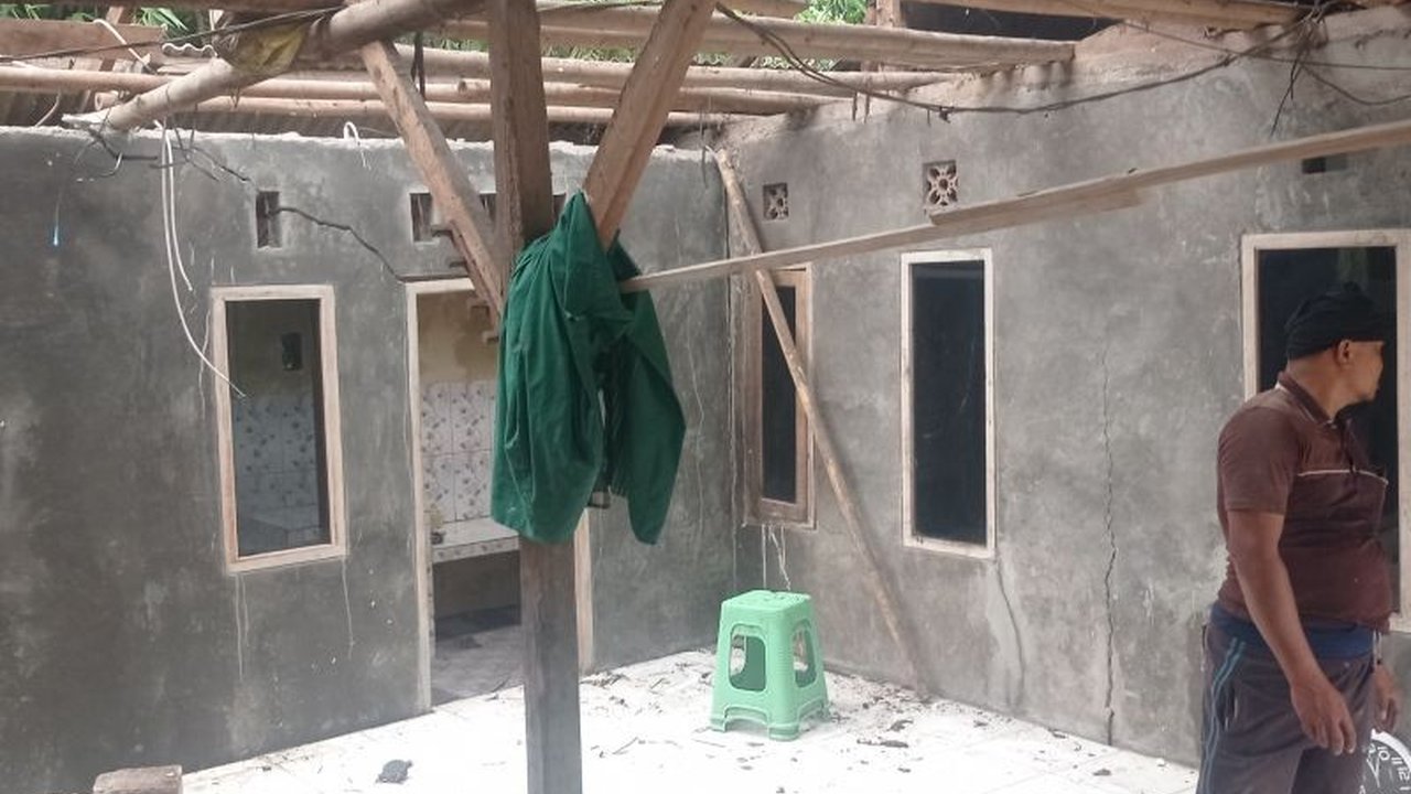 Bencana Longsor Lebak menyebabkan empat rumah rusak berat di Desa Tambakbaya, Cibadak. Warga terdampak diungsikan karena curah hujan lebat masih berpotensi memicu longsor susulan.