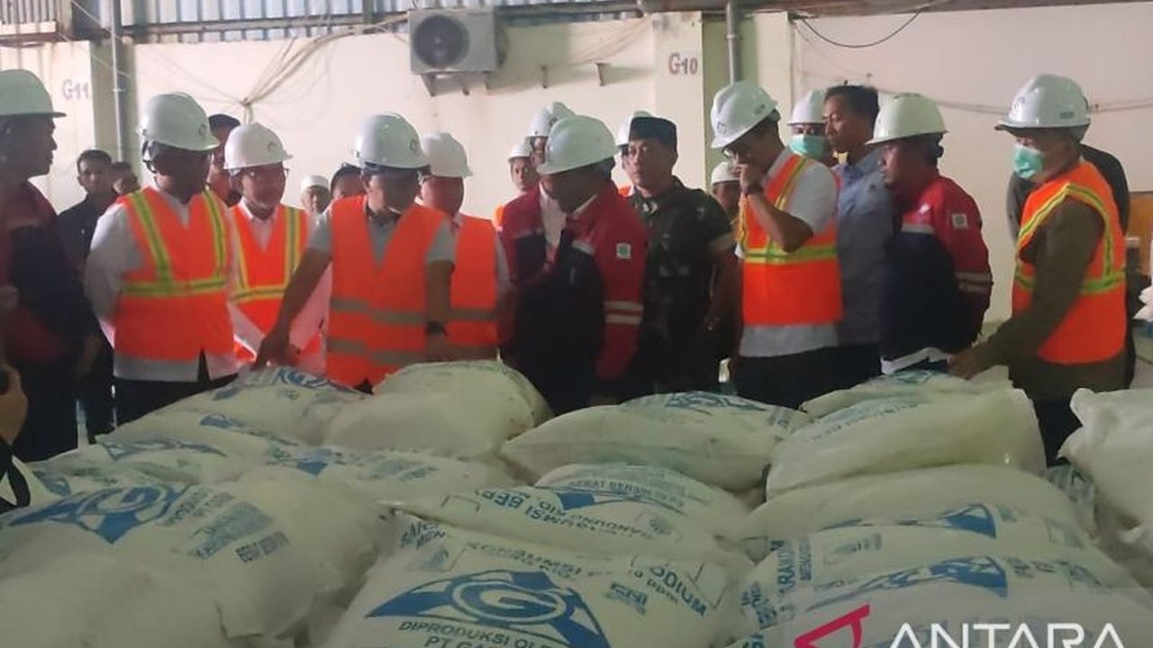 Menteri Koordinator Bidang Pangan Zulkifli Hasan meminta PT Garam menggenjot Peningkatan Produksi Garam Nasional demi mewujudkan program swasembada yang dicanangkan pemerintah. Kunjungan ini menegaskan komitmen pemerintah terhadap ketahanan pangan.