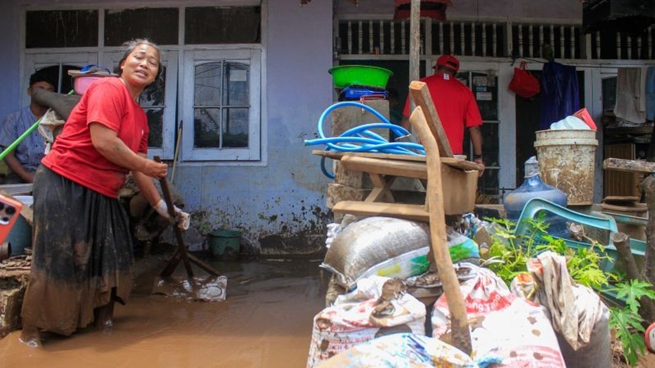 Banjir Situbondo dan angin kencang melanda sembilan kecamatan, menyebabkan ribuan rumah warga terdampak. BPBD Situbondo masih terus melakukan pendataan dan penanganan bencana.