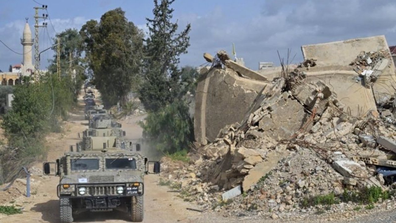 Hizbullah klaim 20 serangan roket dan drone ke sejumlah lokasi militer Israel utara pada Sabtu (8/3) sebagai balasan. Simak detail target dan peringatan yang diberikan.