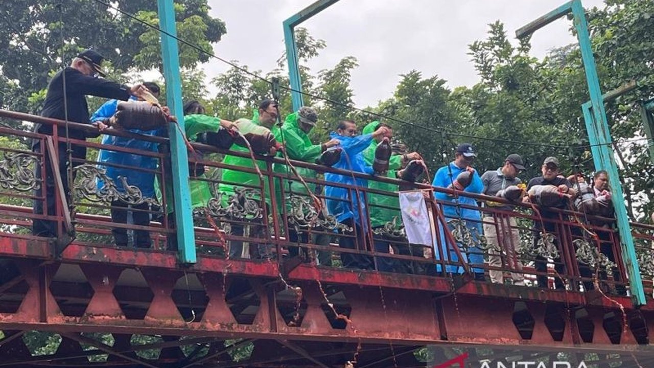 Generasi Muda Buddhis Indonesia (Gemabudhi) bersama Kementerian Agama dan Kementerian Lingkungan Hidup/Badan Pengendalian Lingkungan Hidup melakukan penebaran ekoenzim sebanyak 10.000 liter di Sungai Jeletreng, sebuah praktik nyata ekoteologi dan upaya pe