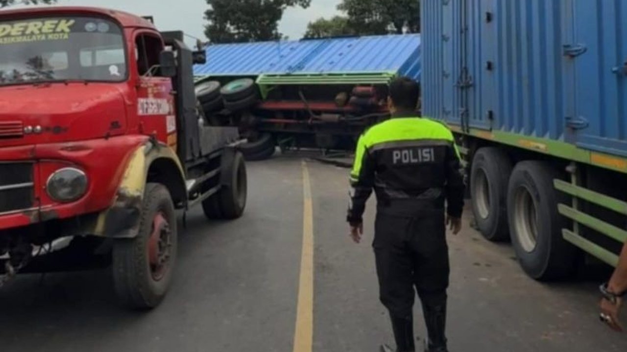 Kepolisian Resor Garut tengah melakukan evakuasi truk tronton yang terguling di jalur nasional, menyebabkan kemacetan parah. Simak detail evakuasi truk Garut dan dampaknya pada lalu lintas.