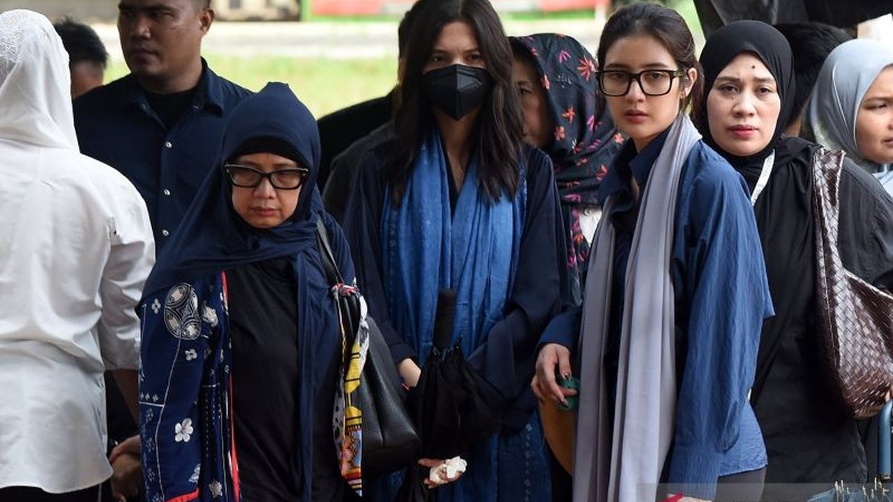 Prosesi pemakaman Vidi Aldiano di TPU Tanah Kusir berlangsung khidmat, diwarnai ketegaran sang istri, Sheila Dara, dan kehadiran banyak selebritas yang memberikan penghormatan terakhir.