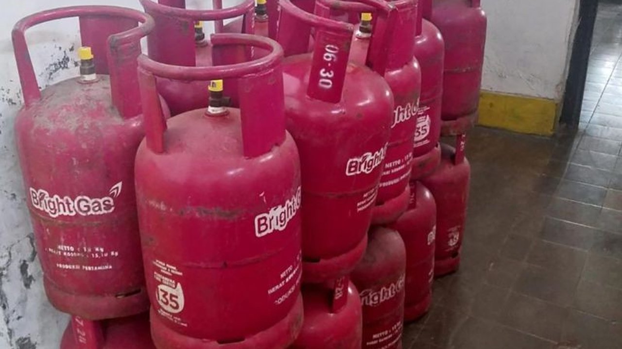 Pertamina Patra Niaga bergerak cepat mengatasi kelangkaan LPG Kupang dengan mendatangkan 1.381 tabung gas, memastikan pasokan kembali normal dan kebutuhan masyarakat terpenuhi.