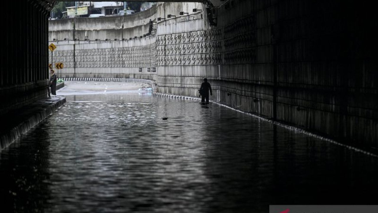 Hujan deras yang melanda Jakarta menyebabkan banjir Jakarta merendam 115 Rukun Tetangga (RT) dan 16 ruas jalan. BPBD DKI Jakarta terus melakukan penanganan dan mengimbau warga untuk waspada.