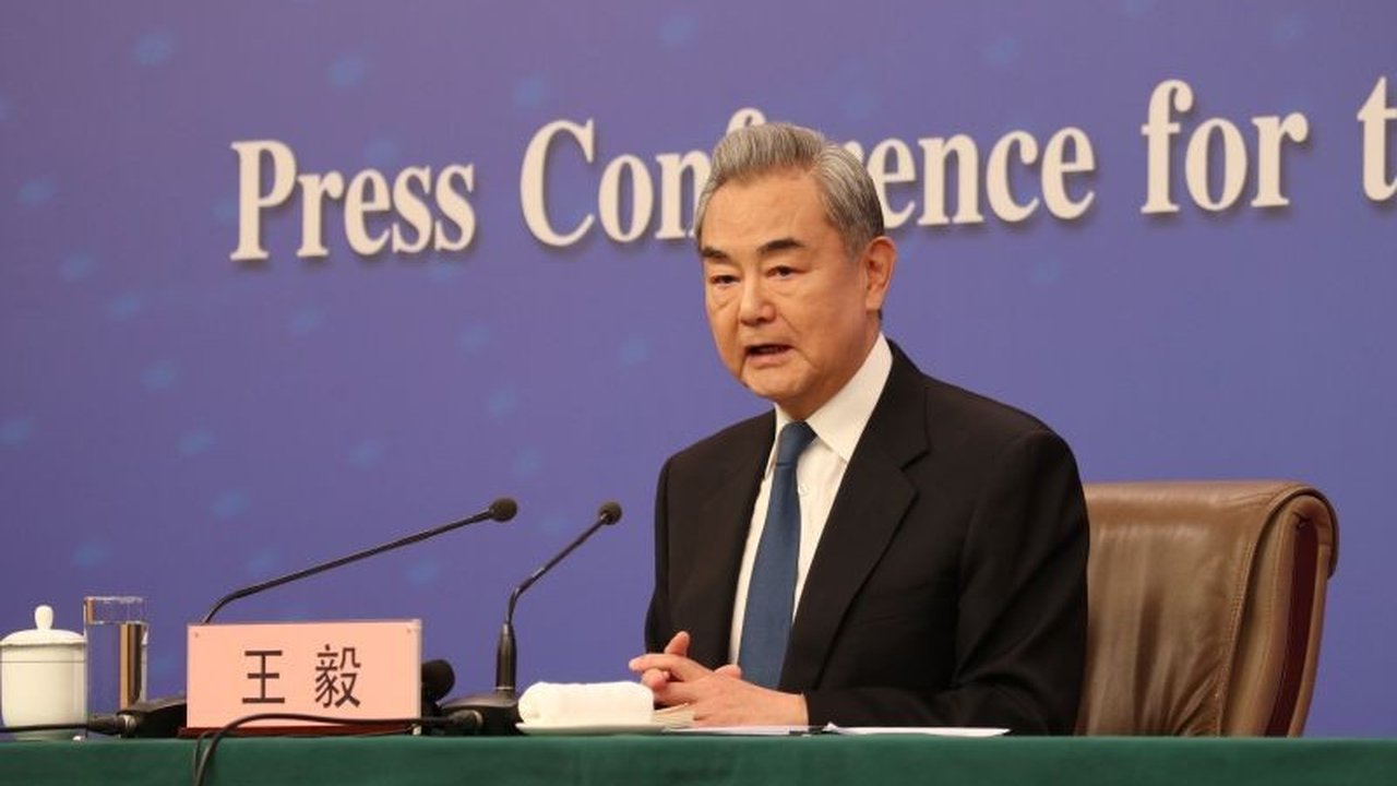 Menteri Luar Negeri China Wang Yi menegaskan bahwa **gencatan senjata Iran** adalah prioritas utama, menyerukan penghentian operasi militer dan penyelesaian konflik melalui jalur politik. Beijing menyoroti bahaya penggunaan kekuatan militer yang hanya mem