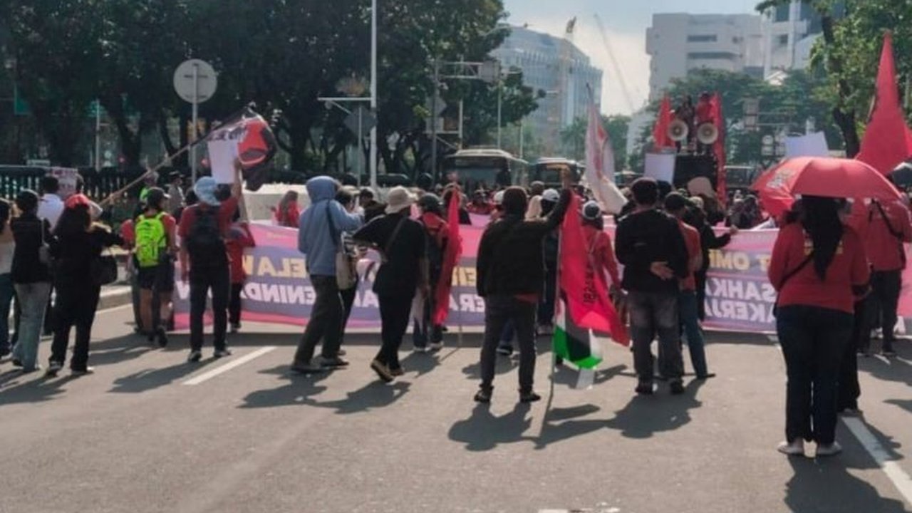 PT Transjakarta melakukan pengalihan rute sejumlah armada akibat penutupan Jalan Medan Merdeka Selatan, memengaruhi layanan penting bagi mobilitas warga Jakarta.