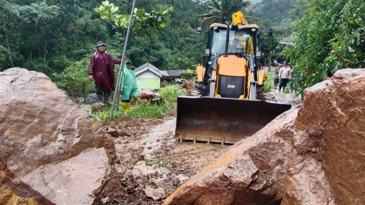 BPBD Kudus bersama tim gabungan berhasil melakukan penanganan longsor di delapan lokasi yang tersebar di tiga desa. Akses jalan warga yang sempat tertutup material longsor kini kembali bisa dilewati, menunjukkan kesigapan dalam mitigasi bencana.