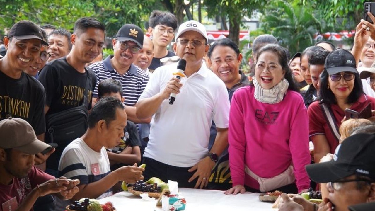 Pemerintah Kabupaten Buleleng mengutamakan pangan lokal dalam pasar murah untuk menjaga stabilitas harga dan pasokan, sekaligus mempromosikan produk unggulan daerah dan meningkatkan kecintaan pada pangan lokal Buleleng.