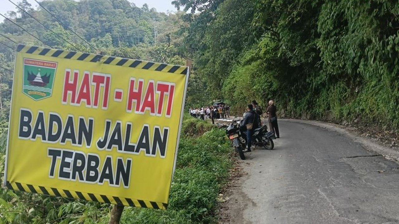 Pemerintah Kabupaten Pasaman Barat mengimbau pemudik untuk ekstra hati-hati saat melintasi Kondisi Jalan Talamau yang masih rawan terban dan longsor akibat bencana alam akhir tahun lalu.