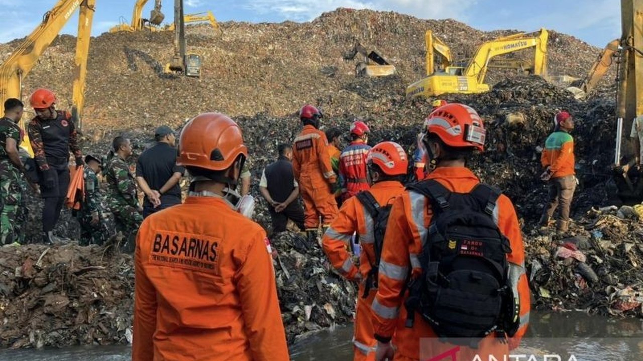 Insiden Longsor Sampah Bantargebang di Bekasi menewaskan tiga orang, termasuk pemilik warung dan sopir truk, dengan Basarnas DKI Jakarta yang masih mendata potensi korban lain.
