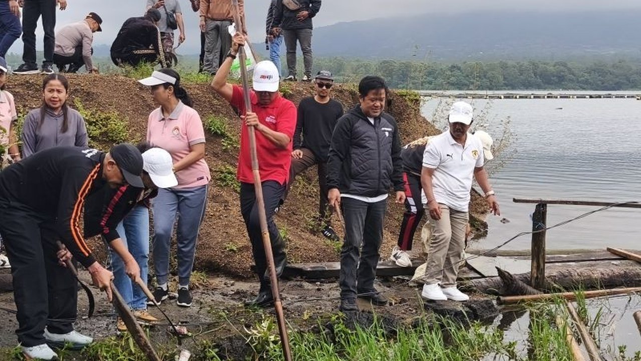 Pemerintah Kabupaten Bangli menggelar aksi pembersihan sampah Danau Batur secara besar-besaran, melibatkan ribuan peserta demi menjaga kelestarian dan kualitas air danau vital di Bali serta mendukung program lingkungan nasional.