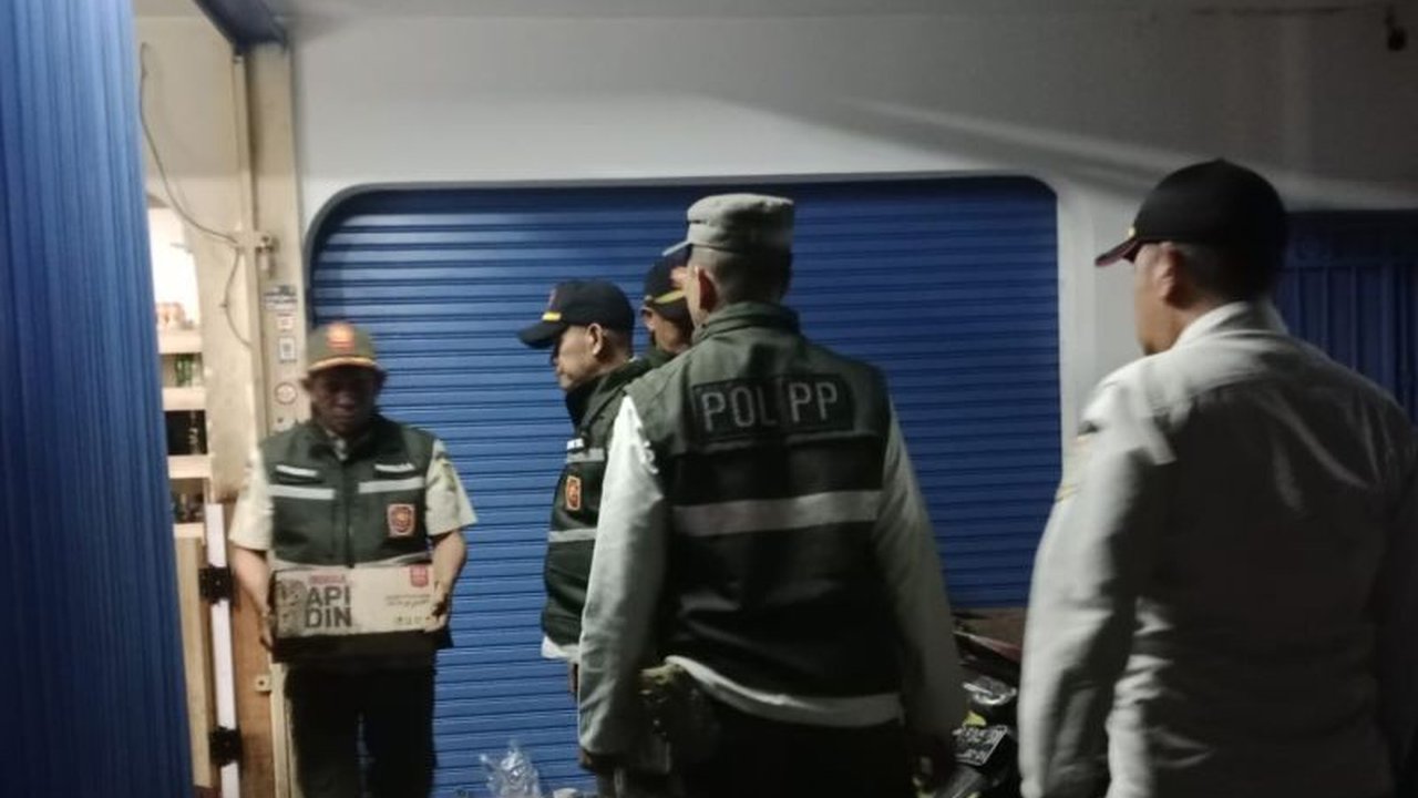 Satuan Polisi Pamong Praja (Satpol PP) Jakarta Selatan berhasil menyita ratusan botol miras ilegal dalam operasi penertiban miras ilegal di wilayah Tebet dan Kebayoran Baru, Jakarta Selatan, Minggu (8/3/2026), untuk menjaga ketertiban selama Ramadan.