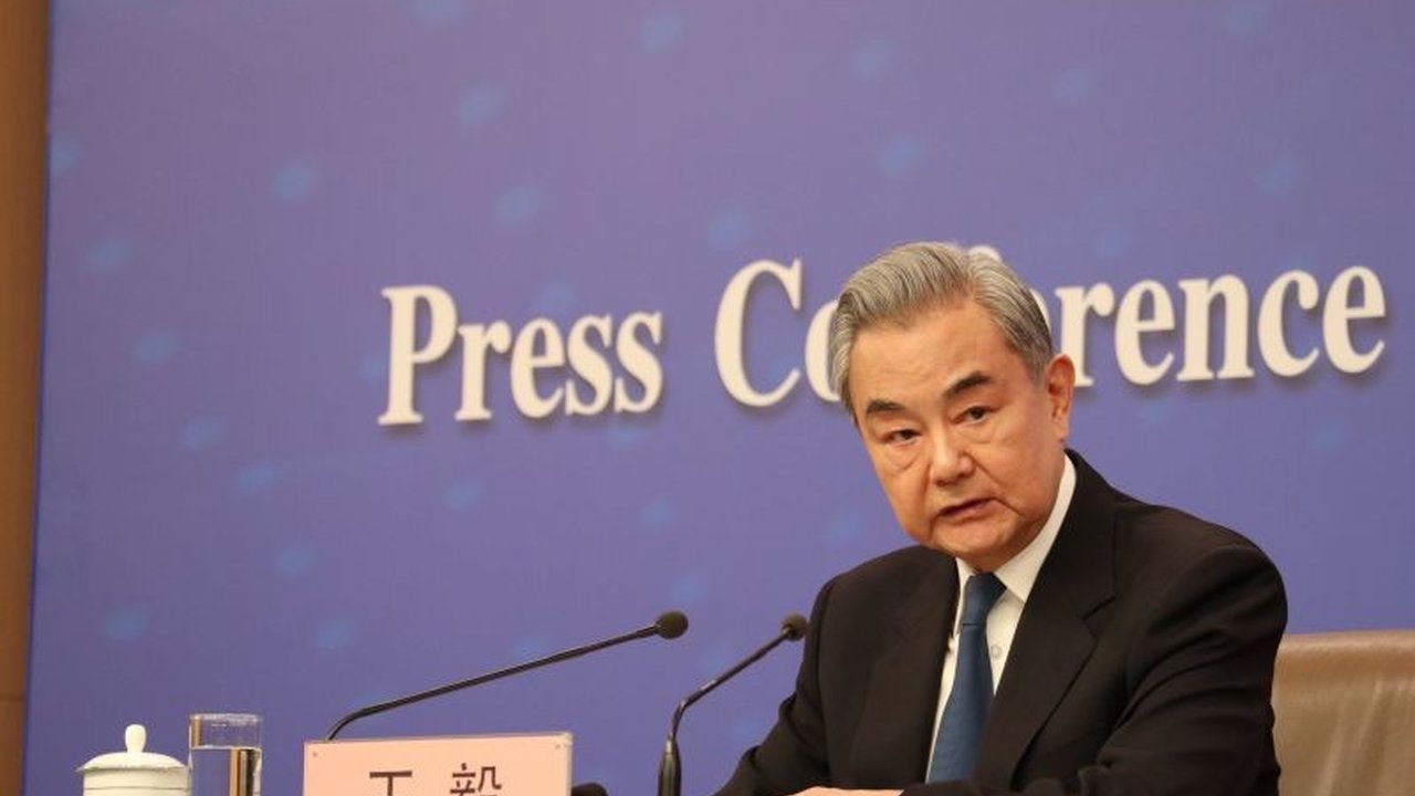 Menteri Luar Negeri China Wang Yi menegaskan arah hubungan China-Jepang bergantung pada sikap Tokyo terhadap isu Taiwan. Beijing menganggap Taiwan urusan dalam negeri, menyoroti ketegangan atas potensi intervensi Jepang.