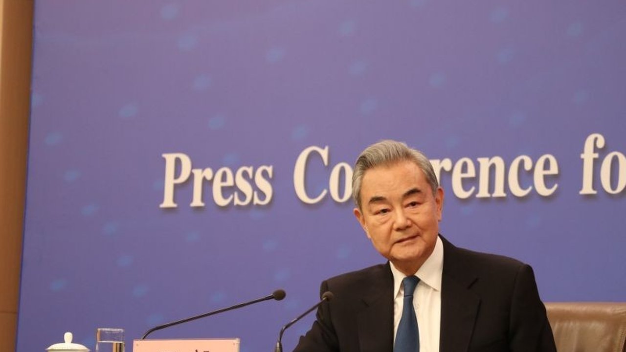 Menteri Luar Negeri China Wang Yi menegaskan bahwa China dan Rusia teguh pada prinsip non-blok dan non-konfrontasi, saling menghormati kepentingan inti masing-masing tanpa tekanan eksternal.