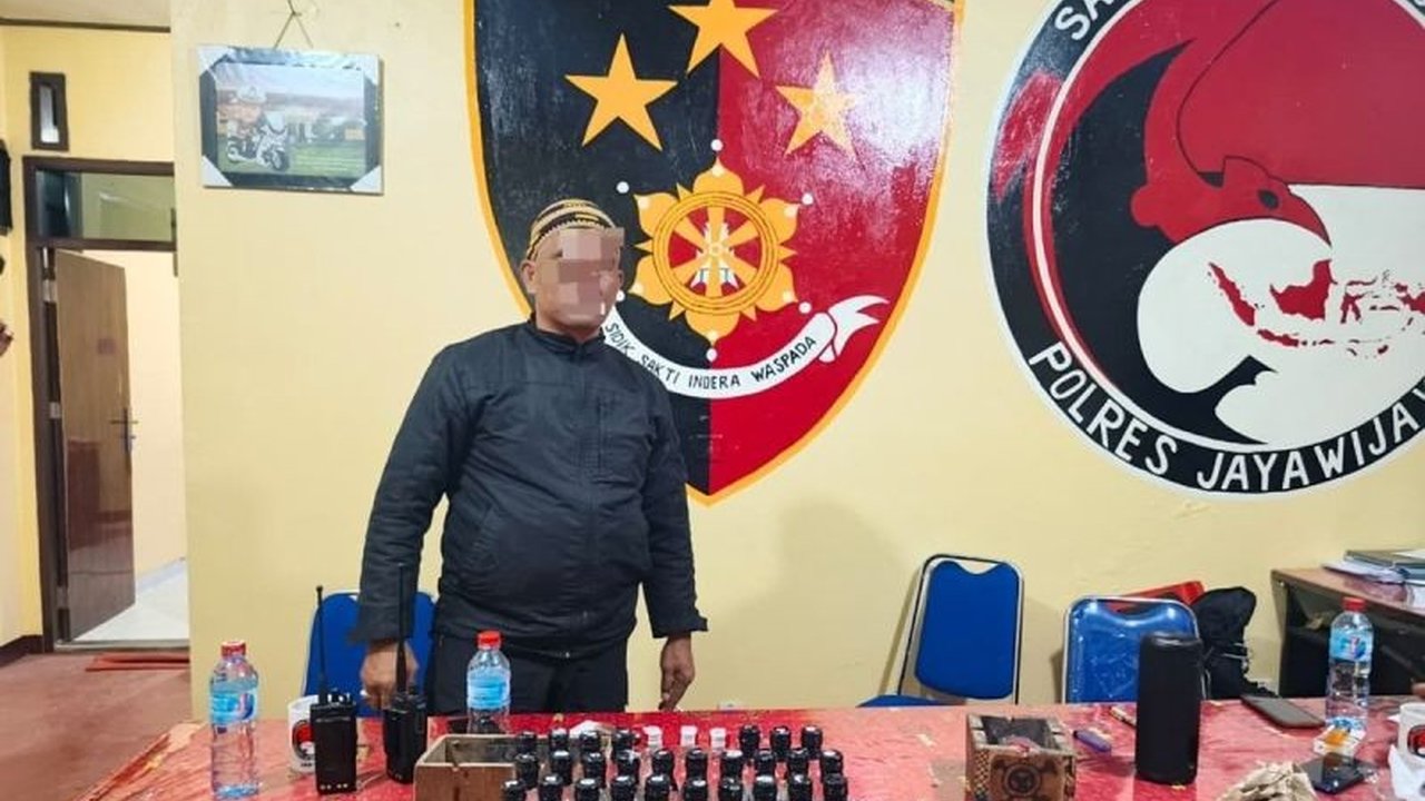 Selama Bulan Suci, Patroli Ramadan Polres Jayawijaya berhasil menyita puluhan botol minuman keras jenis vodka ceper dan menangkap seorang pemuda, menegaskan komitmen penegakan Perda miras.