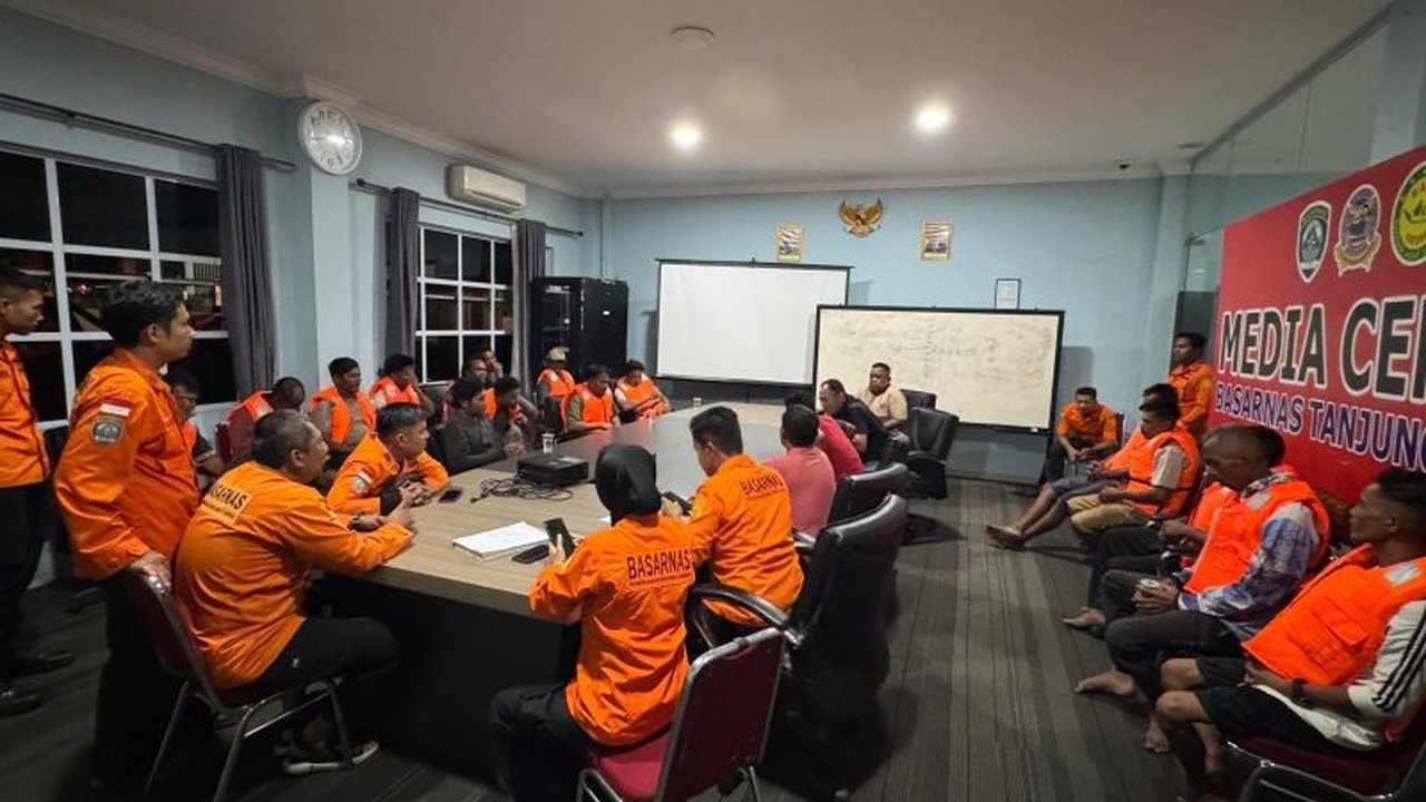 Kantor SAR Tanjungpinang mengerahkan tim untuk Pencarian ABK Bintan, menyusul terbaliknya KM Makmur Jaya di perairan Pulau Merapas yang menyebabkan sembilan awak kapal hilang dan memantik upaya penyelamatan besar-besaran.
