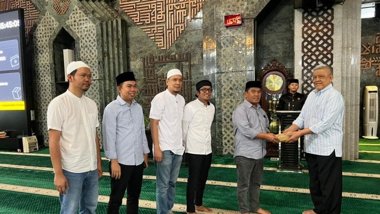 DPRD Sulsel serahkan dana infak buka puasa sebesar Rp61 juta kepada Masjid Al-Markaz Al-Islami Makassar, sekaligus mendukung inisiatif ramah lingkungan selama Ramadhan 1447 H.