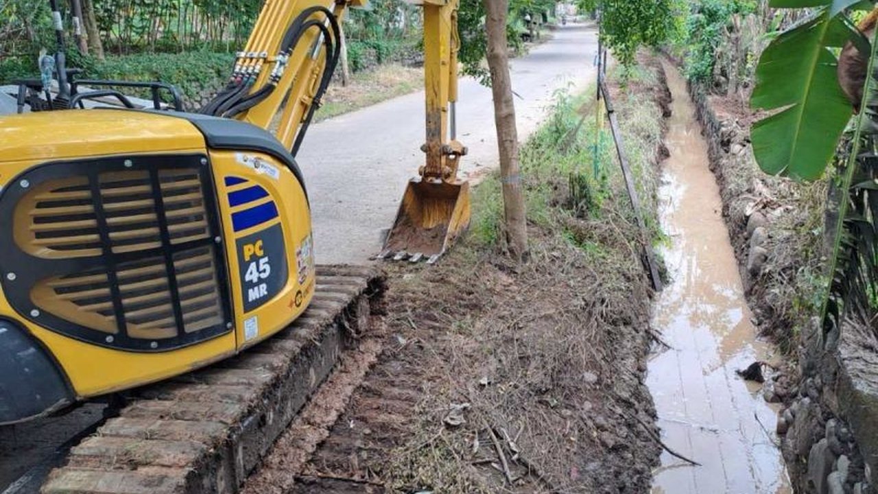 Pemerintah Kota Makassar serius dalam Penanganan Banjir Makassar di Kecamatan Manggala, mengerahkan ekskavator untuk normalisasi drainase dan menggandeng akademisi demi solusi jangka panjang.