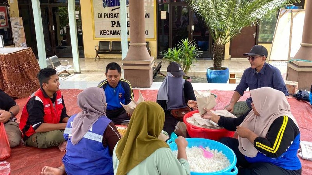 Pascabanjir bandang di Situbondo, Pemerintah Kabupaten mendirikan Dapur Umum Pascabanjir Situbondo untuk memastikan ribuan warga terdampak mendapatkan makanan siap santap dan memenuhi kebutuhan dasar mereka.