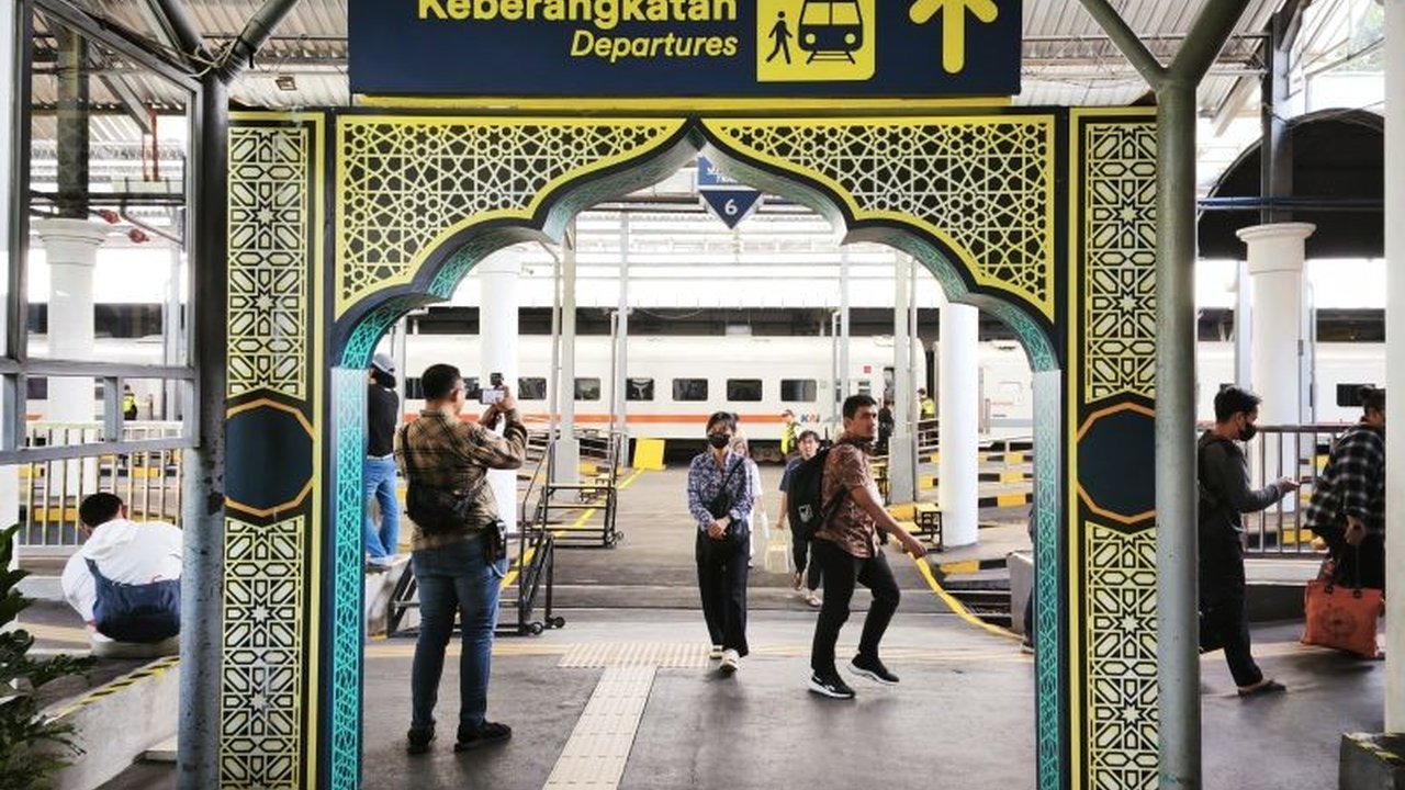PT KAI Daop 8 Surabaya meluncurkan Promo Mudik 'Ramadan Festive' dengan diskon tiket hingga 30 persen dan flash sale mulai Rp150.000, menawarkan kesempatan perjalanan hemat selama Ramadhan 2026.