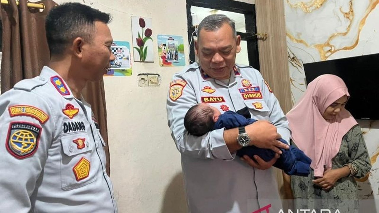 Dishub Kabupaten Bogor serahkan santunan kepada keluarga almarhum Agung Nugraha, petugas yang wafat saat pengamanan Nataru 2025/2026, sebagai bentuk empati dan penghargaan atas pengabdiannya.