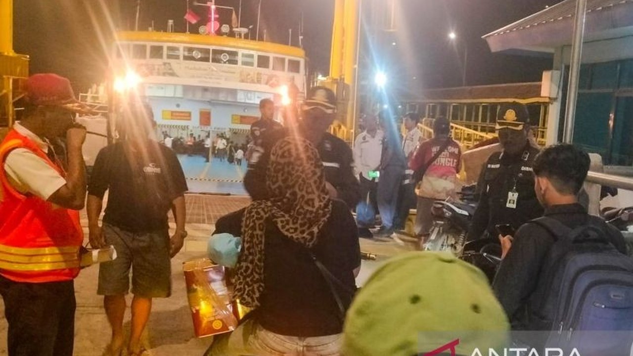 Program Mudik Gratis Jatim kembali hadir! Feri perdana Situbondo-Madura sukses mengangkut 331 penumpang dan 122 motor, membantu pemudik menuju Pulau Raas dan Sapudi.