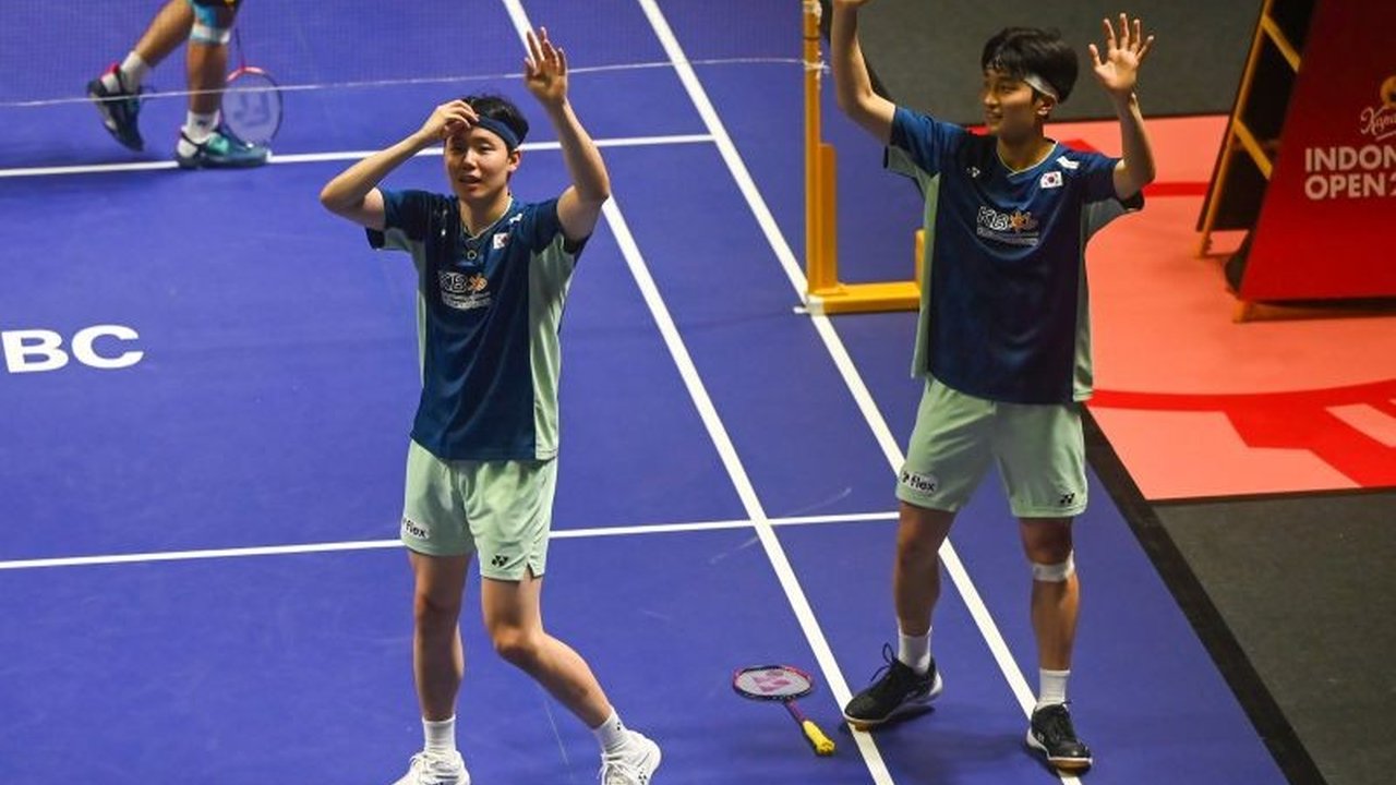 Ganda putra Korea Selatan Kim Won-ho/Seo Seung-jae berhasil mempertahankan gelar juara All England 2026, mencetak kemenangan back-to-back yang menggagalkan harapan Malaysia untuk mengakhiri puasa gelar.