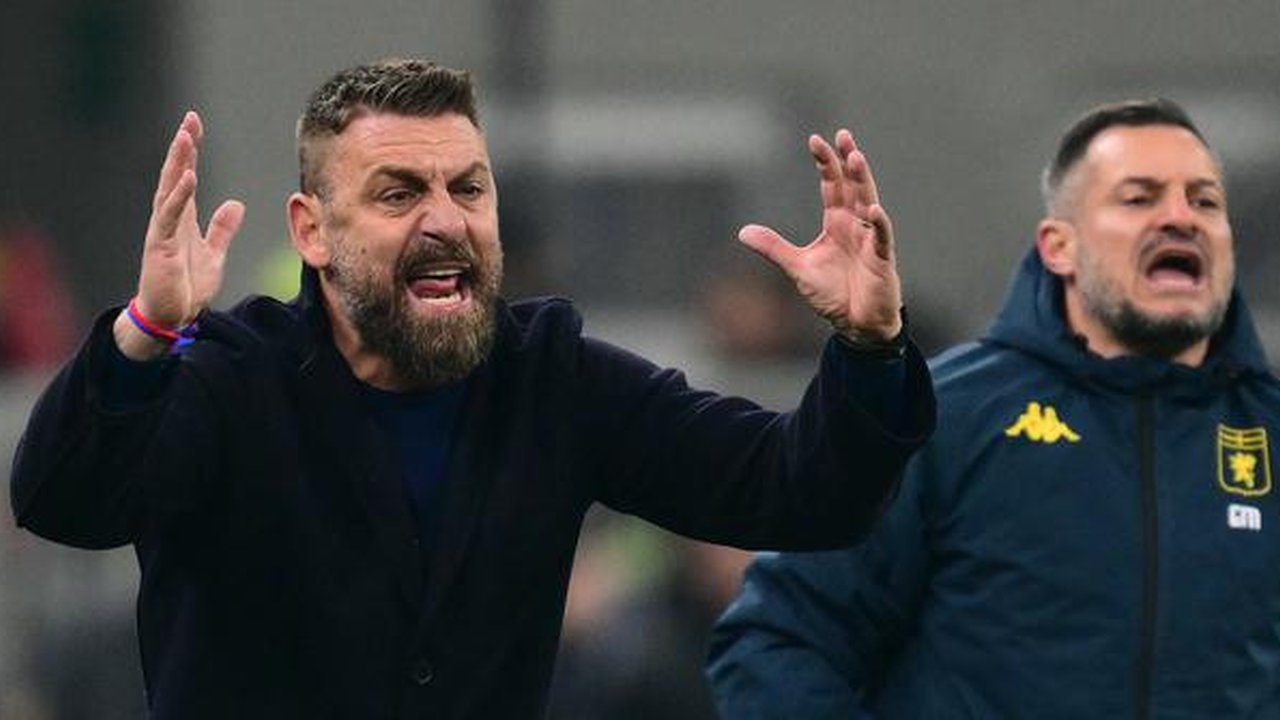 Daniele De Rossi yang kini menjabat sebagai pelatih Genoa. (Stefano RELLANDINI / AFP)
